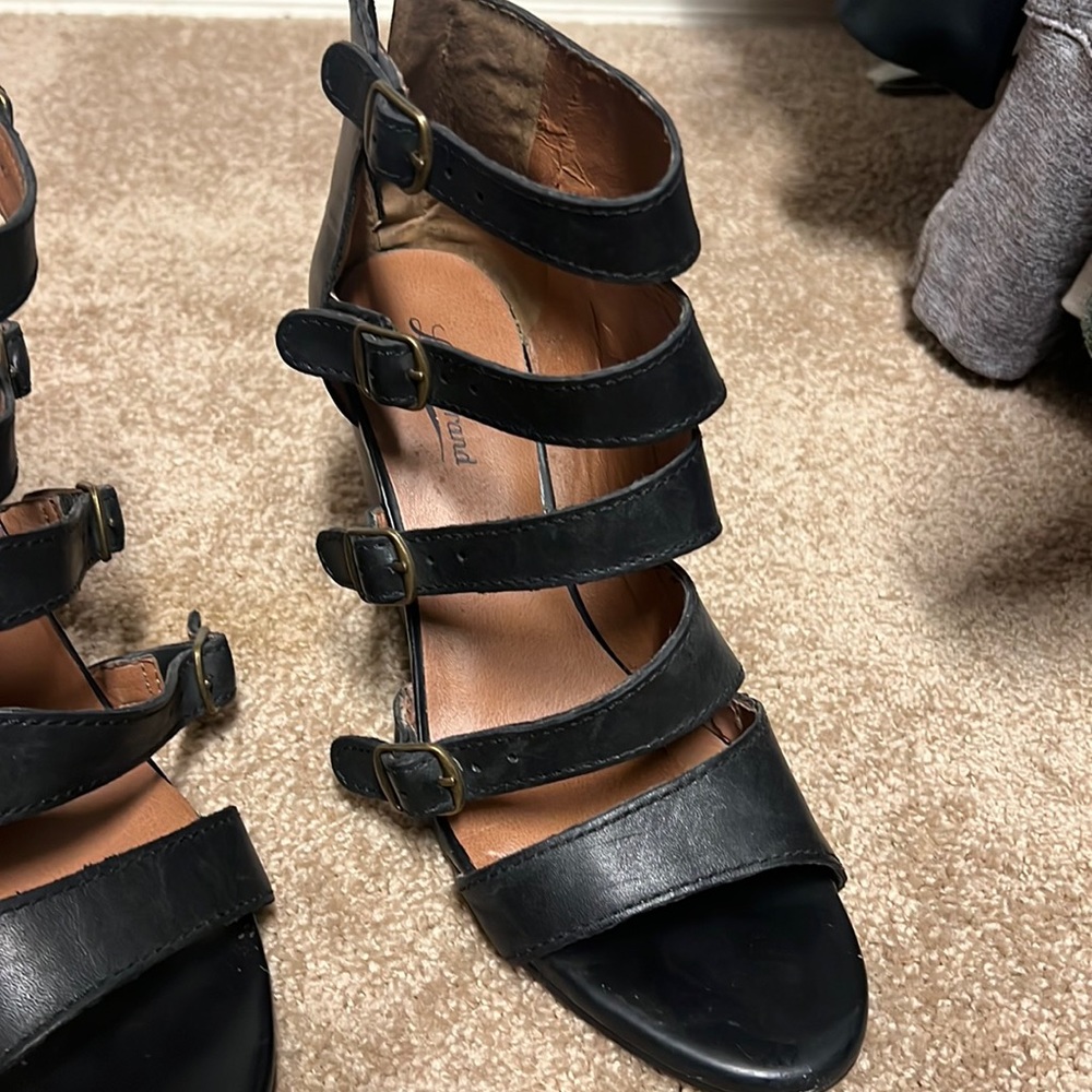 Beautiful Black wedges 👠